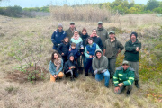 Más árboles para el Parque Miguel Lillo: jornada de plantación junto a estudiantes del Colegio Danés
