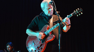 Claudio Gabis, leyenda de Manal y pionero del blues en castellano, se presenta esta noche en Necochea