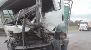 Accidente vial en Rutas 86 y 80: Dos camiones colisionaron frontalmente
