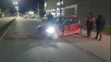 Violento accidente en la Av. 75: una mujer al hospital tras impactar contra una columna