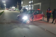 Violento accidente en la Av. 75: una mujer al hospital tras impactar contra una columna