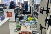 Golpe al contrabando en Necochea: allanaron los comercios Rigel y Más Electrónica y secuestraron mercadería por $100 millones