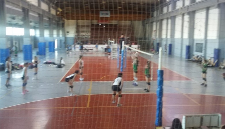 Miles de jóvenes jugadoras de voley en la ciudad