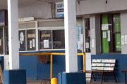 Se desprendió parte del techo de la Terminal de Ómnibus y crece la preocupación por su deterioro