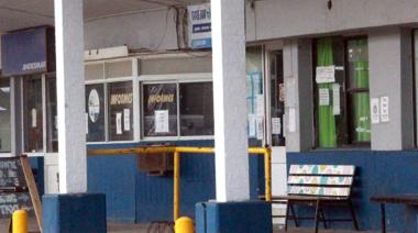 Se desprendió parte del techo de la Terminal de Ómnibus y crece la preocupación por su deterioro