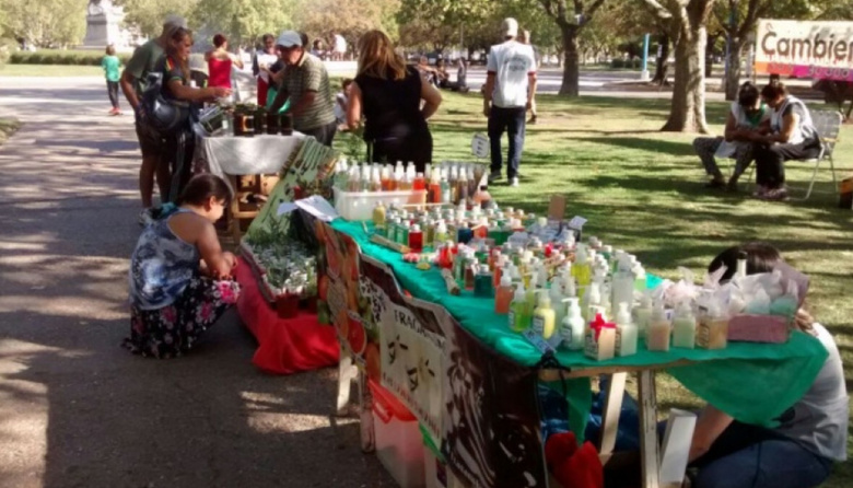 Masivo y emotivo acto en la plaza en honor a los desaparecidos