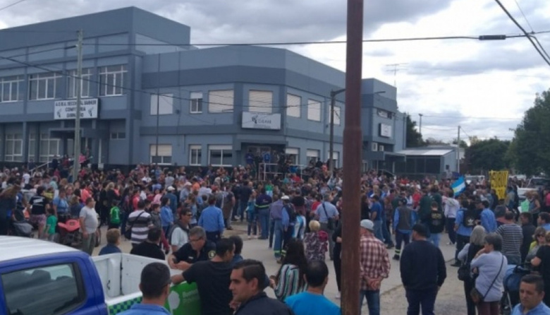 Histórico acto contra los despedidos de Loma Negra en Barker