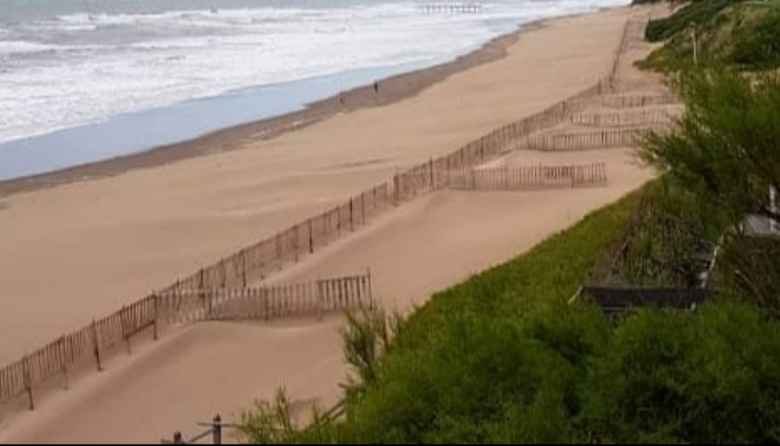 Denuncian que desde el Barrio “Medanos” se quedaron con parte de la playa