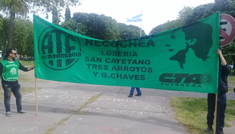 Municipales se movilizan: “Es una pena que nuestro día lo celebremos en pleno paro por falta de pago”