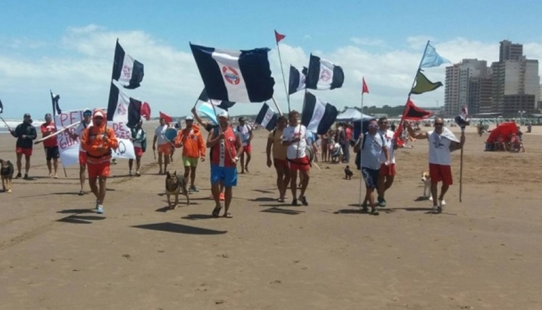 Guardavidas suspenden movilización paritaria y el paro por el nadador desaparecido