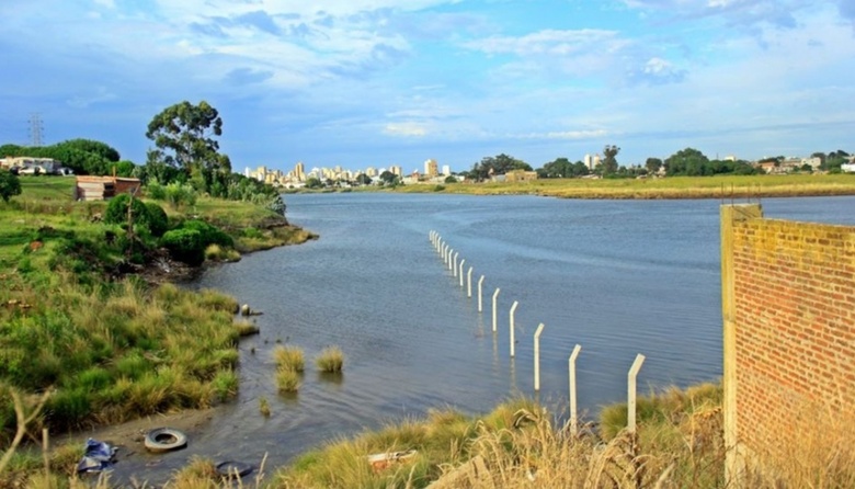 Lo que faltaba: no solo contaminan el río Quequén, ahora también lo alambran