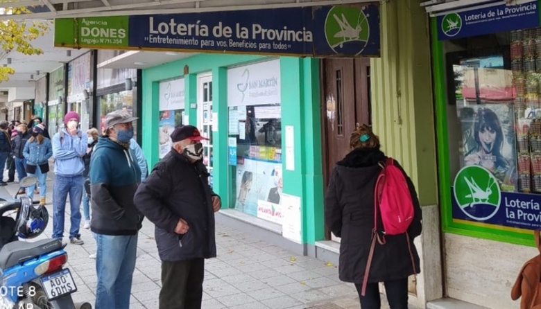 Desabastecimiento de cigarrillos: largas colas en el centro para conseguir tabaco