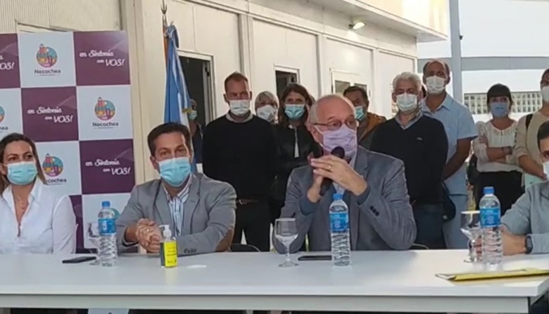 El ministro de salud Daniel Gollán pasó por Necochea y adelantó la llegada de 2 camas de terapia intensiva