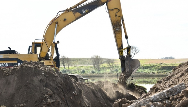 Limpieza del pluvial de la Avenida 74 y el Río Quequén