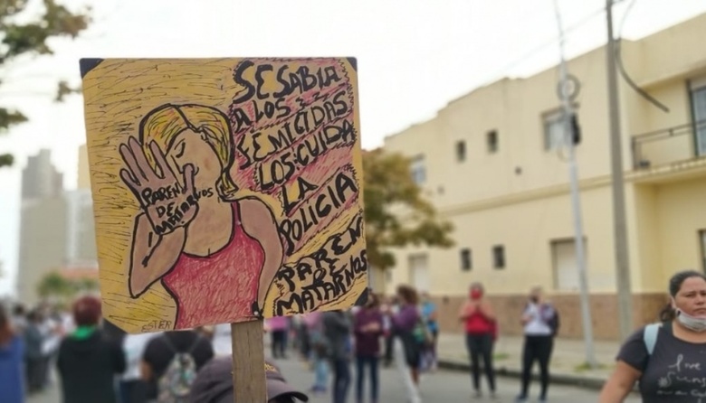 Denuncian cómo la justicia local absolvió a un policía acusado de violencia de género tras un aporte social de $500