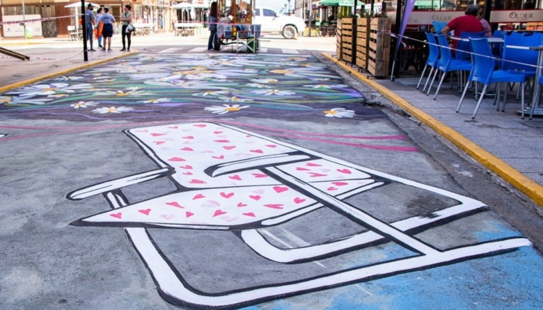 "El Arte en Tus Pies": últimos trazos del nuevo mural sobre el asfalto de la 83
