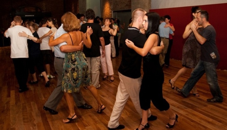 Vuelve las clases de tango para todo el público, en el Centro Cultural Necochea