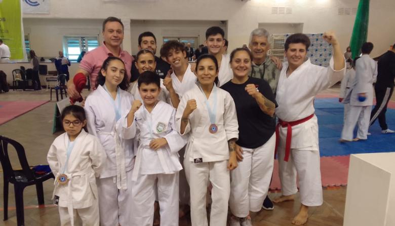 Rosa Parson y karatecas necochenses obtienen destacadas medallas en Torneo Regional de Karate Do