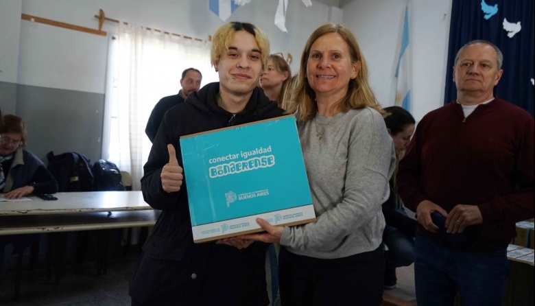 El Intendente en la entrega de netbooks en Quequén como parte del programa Conectar Igualdad Bonaerense