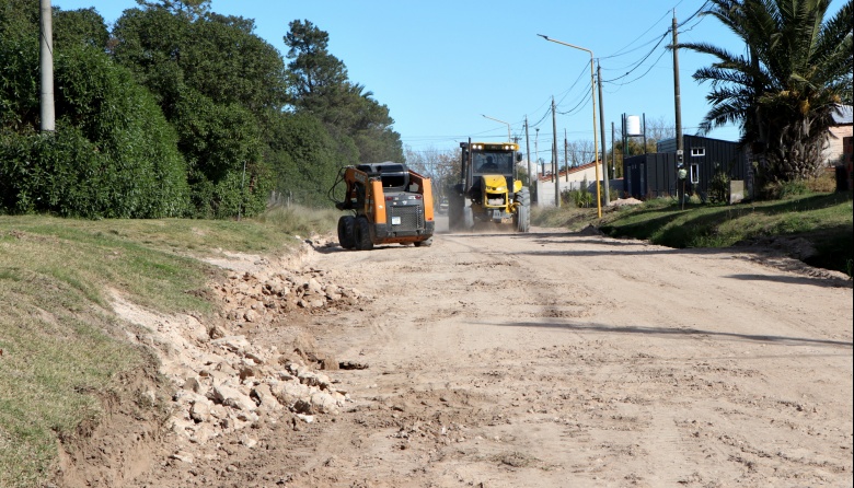 Continúa el trabajo de apertura de calles en San Cayetano