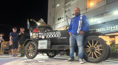 El Ford T que rememora la "Vuelta del 100.000" hizo su paso por Necochea y San Cayetano