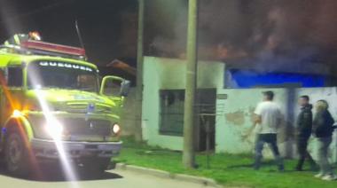 Bomberos apagan un incendio en Quequén
