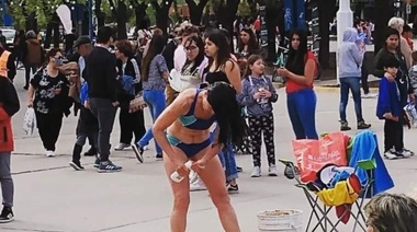 La quequenense que se fue a bañar con baldes a la plaza de Necochea ante la falta de servicio
