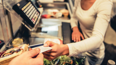 La realidad económica define la campaña electoral: entre endeudarse para comer y la promesa de que "estamos mejor"