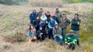 Más árboles para el Parque Miguel Lillo: jornada de plantación junto a estudiantes del Colegio Danés
