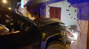 ¿Alcohol cero?: Una 4x4 terminó adentró de una casa