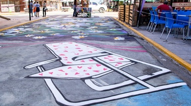"El Arte en Tus Pies": últimos trazos del nuevo mural sobre el asfalto de la 83
