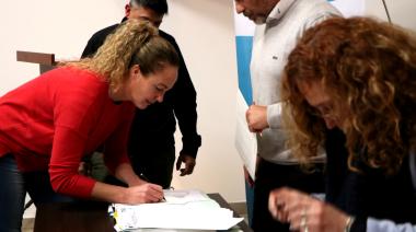 San Cayetano: Emotiva firma de escrituras para 39 familias