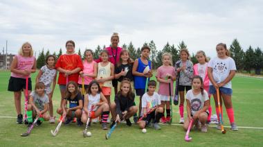 San Cayetano: Avanzan obras en la cancha de hockey sintético ubicada en el Club Sportivo