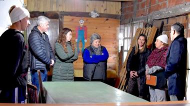Mauro Velázquez y la ONG "Construyendo Puentes" entregaron pisos para un comedor de Quequén