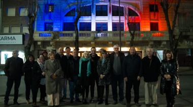 Aniversario radiante: El Cine Teatro París de Necochea celebra 93 Años con una renovada iluminación
