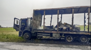 Un camión que transportaba ataúdes se incendió en la Ruta 227