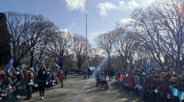 Un millar de estudiantes juraron a la bandera: Galería de imágenes