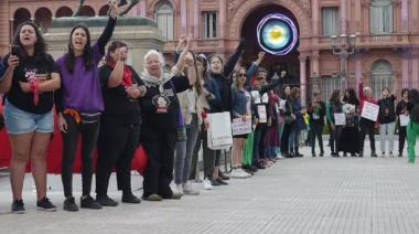 Una nena sufrió abusos sexuales y la justicia exige que vuelva a esa casa: La "muralla humana" feminista para evitarlo