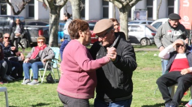 Baile de tango y folklore, poesía, payadores, milongas, flamenco y humor en vivo de jubilados y jubiladas