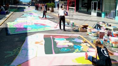 "Arte a tus pies": El mural de las ballenas que recorre los sueños infantiles en la Peatonal 83