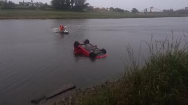 Tragedia en el Río Quequén: una mujer murió tras volcar el auto y caer al agua