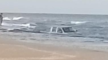 Monte Hermoso: Una camioneta terminó dentro del mar