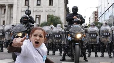 “Son duros con los jubilados y con los niños, y genuflexos con los poderosos”: El PJ Necochea repudia la represión