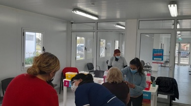Rápido y sencillo: el hospital Modular encargado de los refuerzos de vacunación Covid en la región