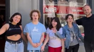 En pleno centro de Necochea, un local de ropa lanzó una campaña inclusiva que celebra la diversidad