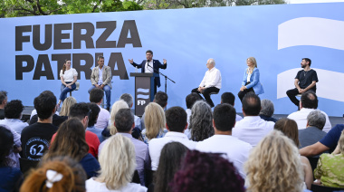 “Se están timbeando el país”: Kicillof cerró Fuerza Patria con críticas duras a Milei