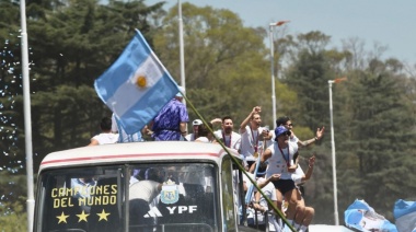 Revuelo nacional: Terminó la caravana con un regreso en helicóptero tras la masiva concurrencia en las calles porteñas