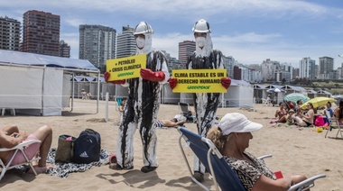 Fuerte intervención cultural contra la explotación petrolífera en Mar del Plata