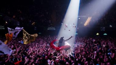 ¿Quién es el necochense que surfeó una ola de 15.000 personas en el Movistar Arena?