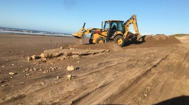 Comienza el retiro de arena en la playa para el uso de balnearios y el sobrante iría a Punta Negra
